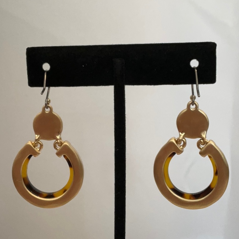 NWT Lucky Brand Tortoise Matte Gold Drop Hoop Earrings - Picture 5 of 5